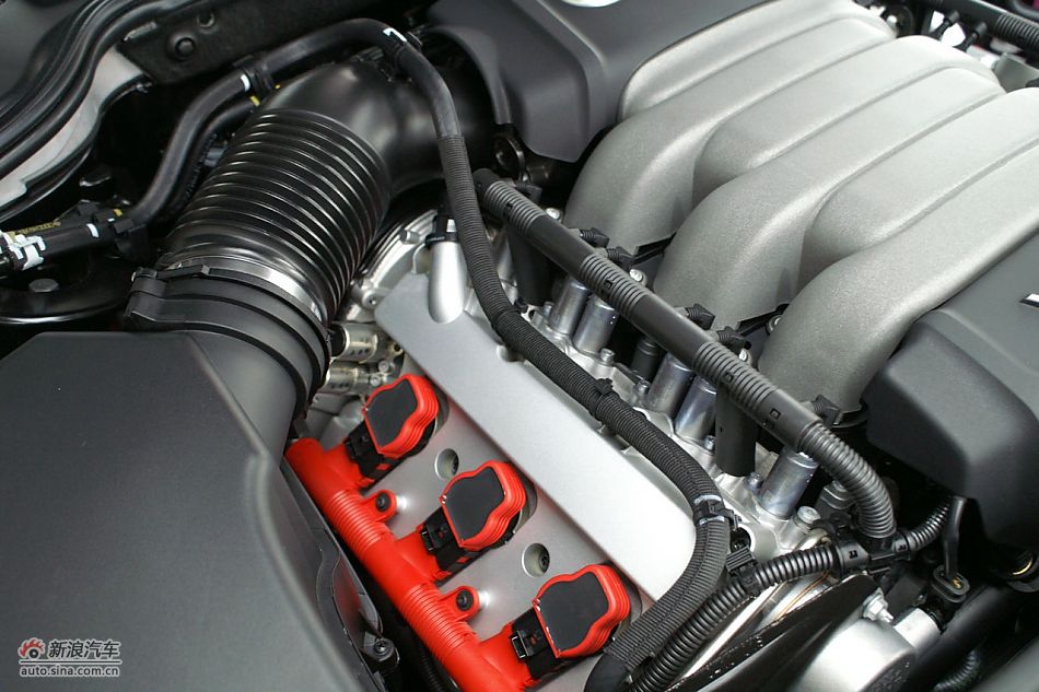 发动机、后备箱及悬挂