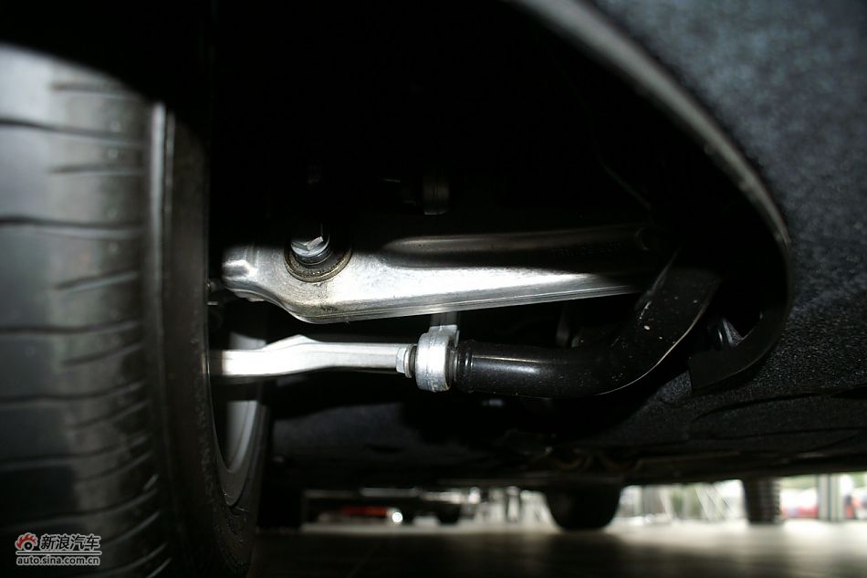 发动机、后备箱及悬挂