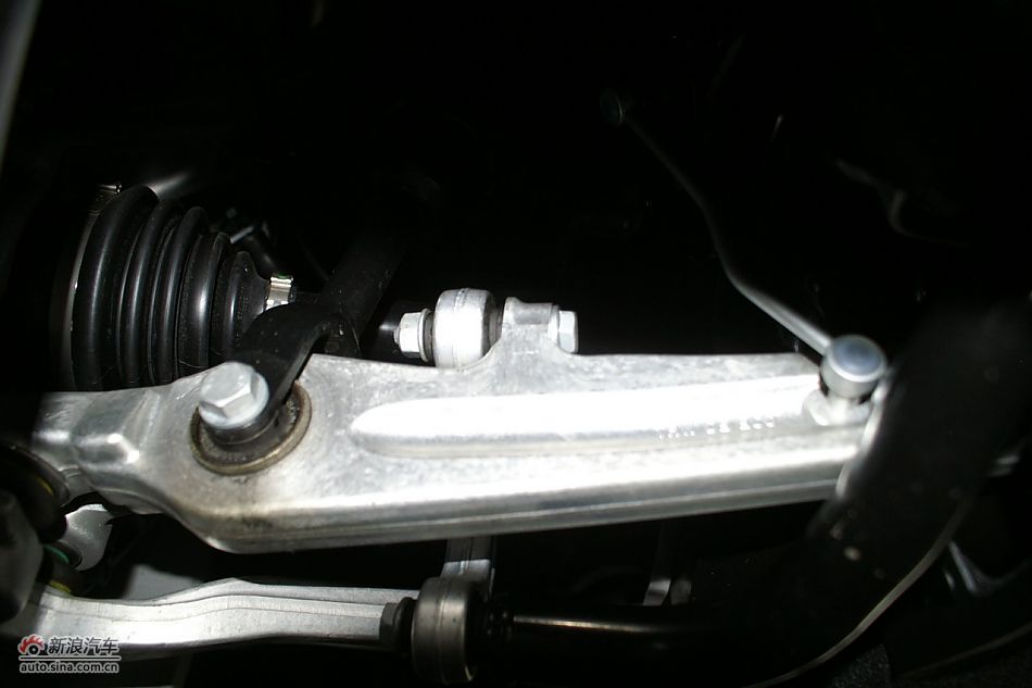 发动机、后备箱及悬挂