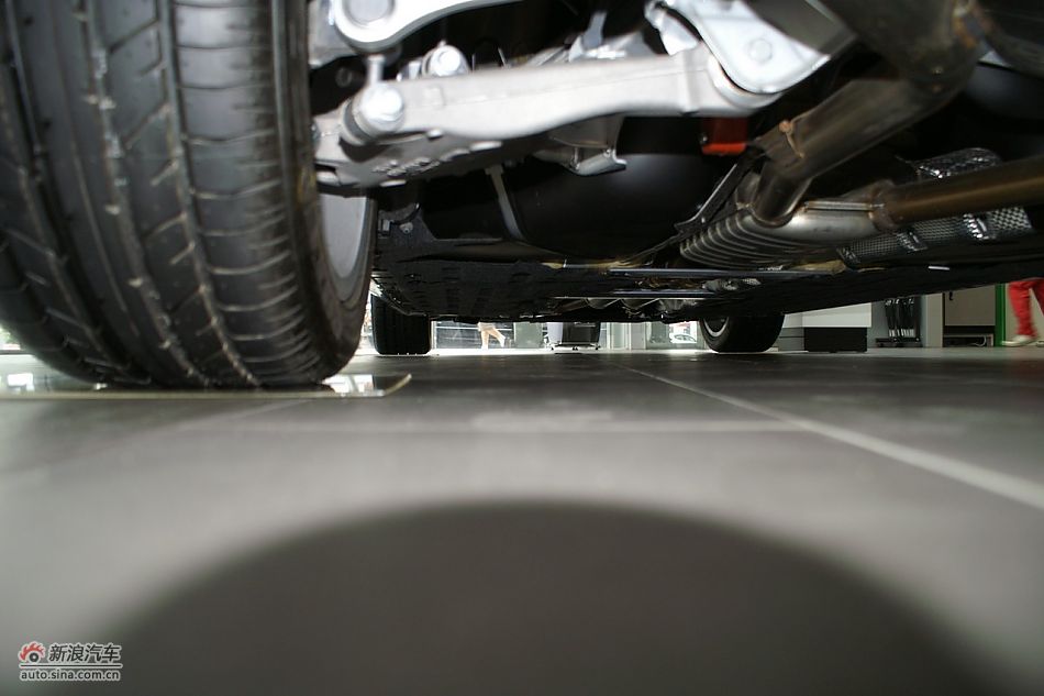 发动机、后备箱及悬挂