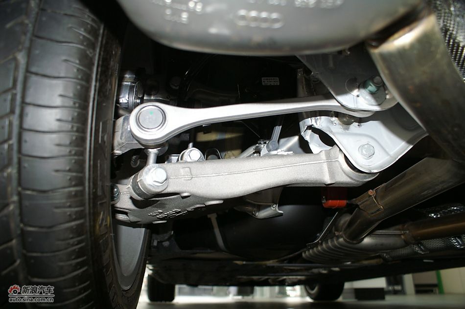 发动机、后备箱及悬挂