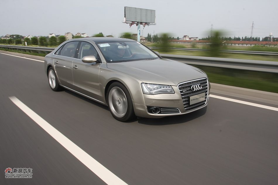 新浪汽车体验试驾奥迪A8L W12-动态