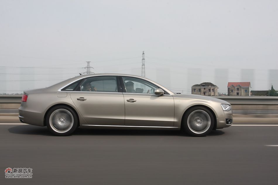 新浪汽车体验试驾奥迪A8L W12-动态