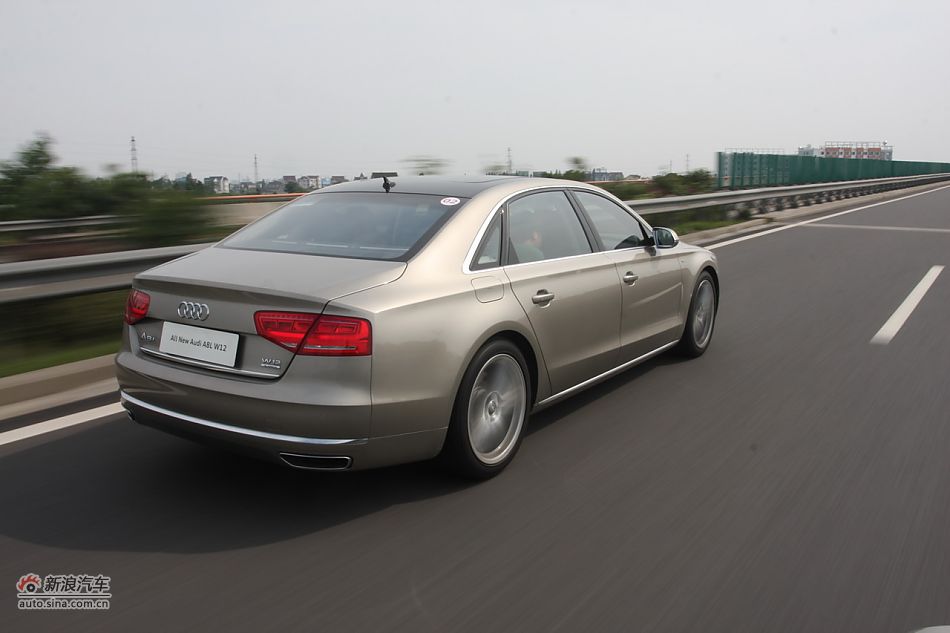 新浪汽车体验试驾奥迪A8L W12-动态