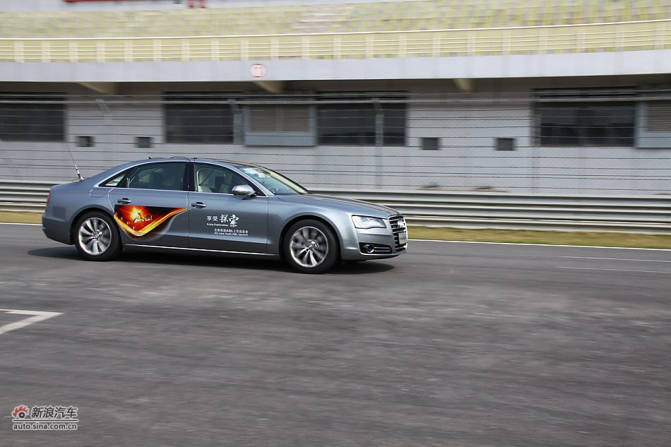奥迪A8L动态