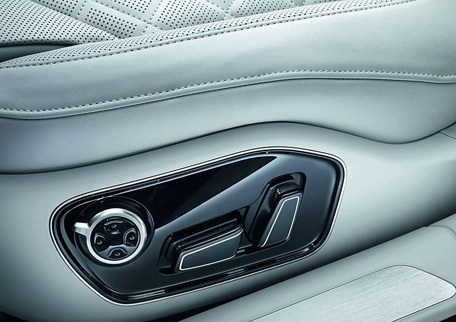 2011款奥迪A8内饰图片