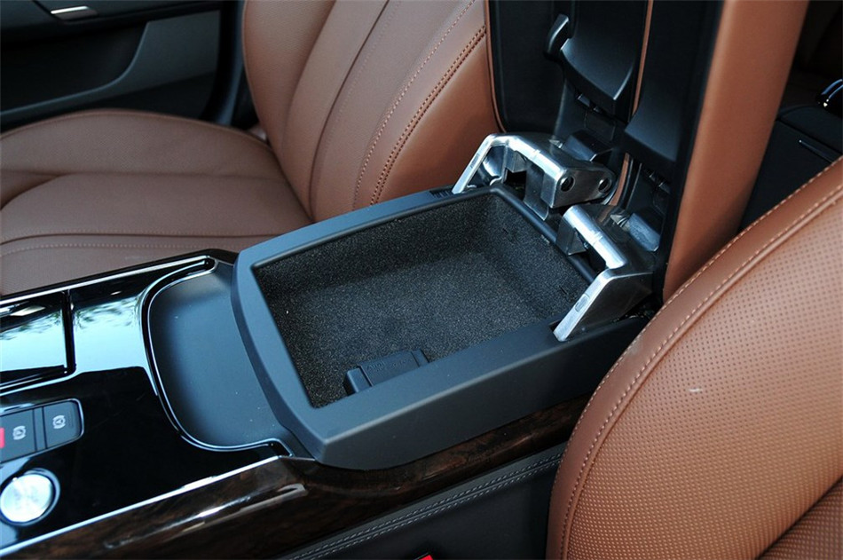 2013款 3.0T AT 45 TFSI quattro舒适型 座椅空间