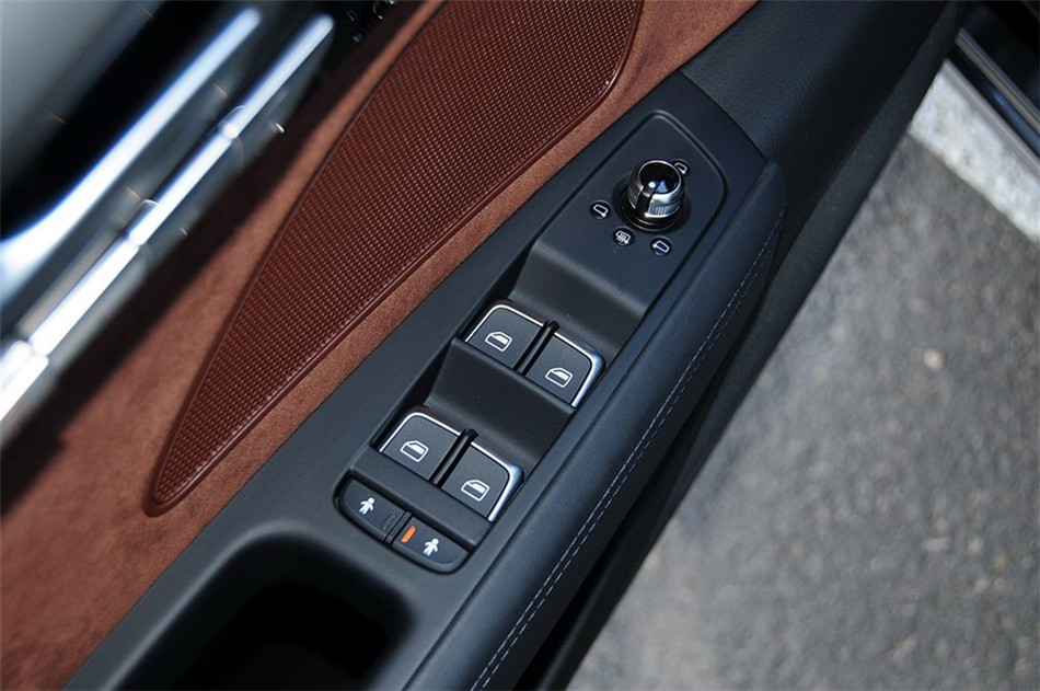 2013款 3.0T AT 45 TFSI quattro舒适型 座椅空间