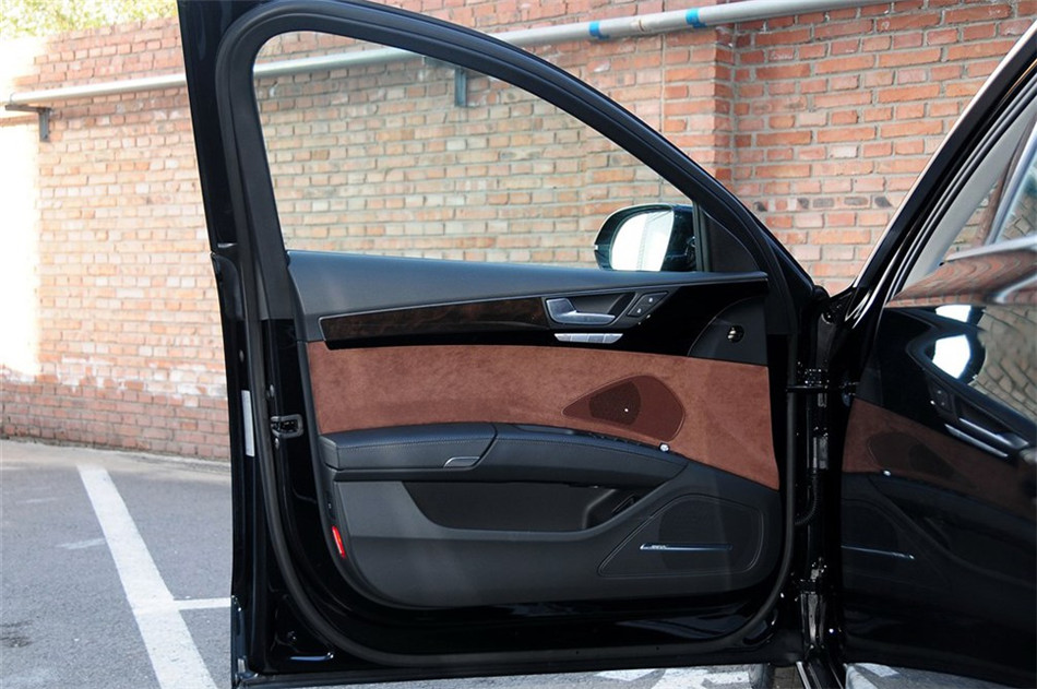 2013款 3.0T AT 45 TFSI quattro舒适型 座椅空间