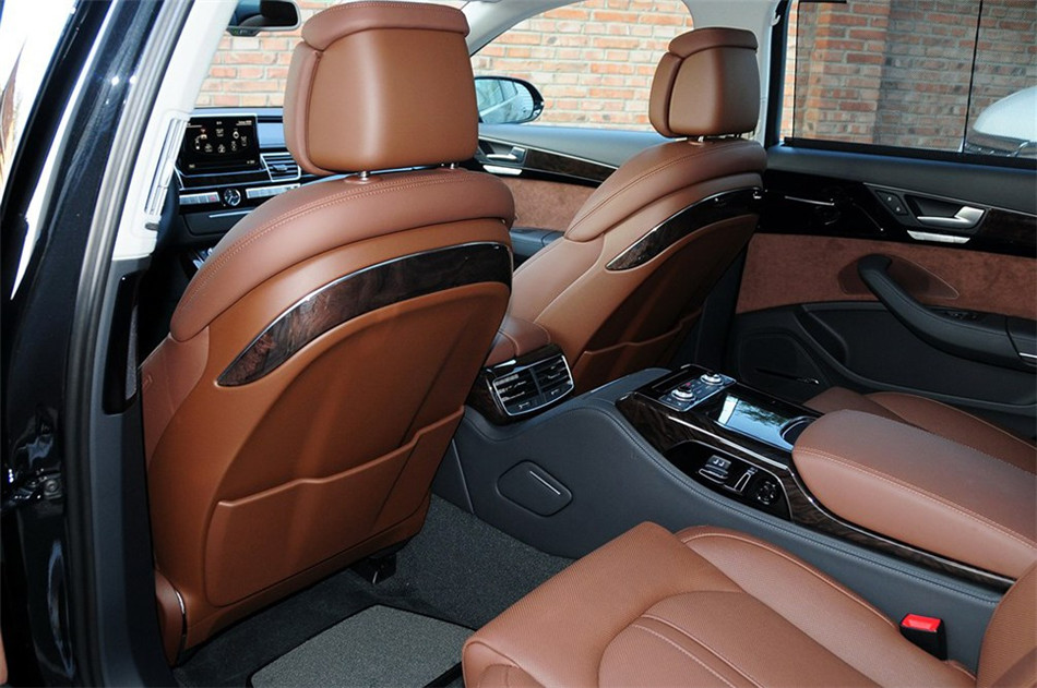 2013款 3.0T AT 45 TFSI quattro舒适型 座椅空间