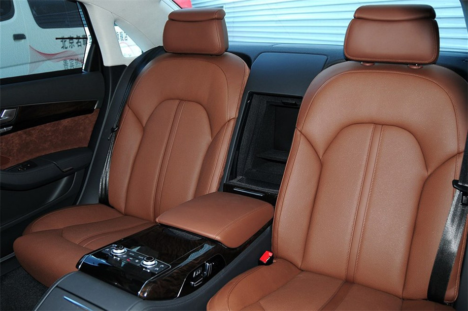 2013款 3.0T AT 45 TFSI quattro舒适型 座椅空间