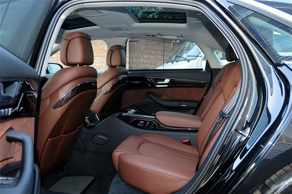 2013款 3.0T AT 45 TFSI quattro舒适型 座椅空间