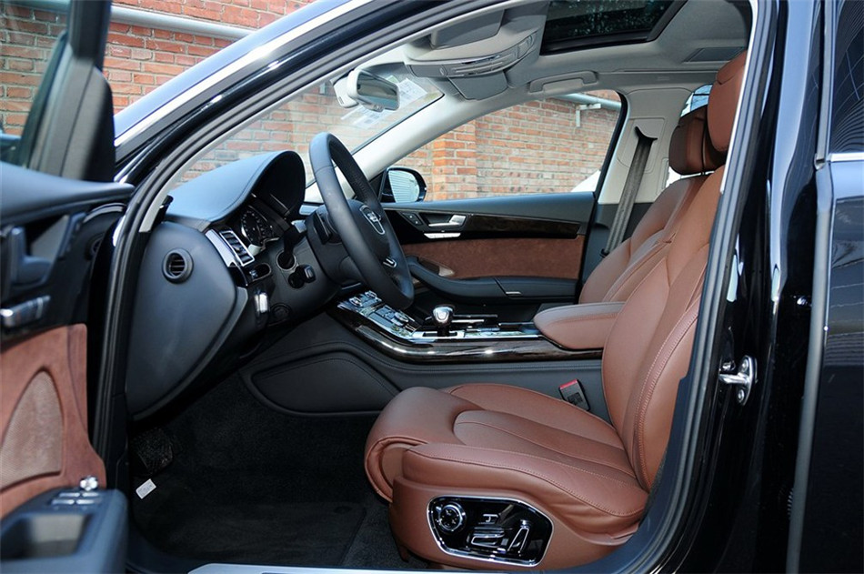 2013款 3.0T AT 45 TFSI quattro舒适型 座椅空间