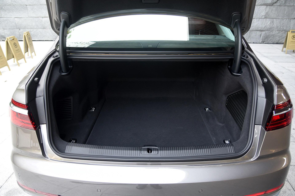 2018款 A8L 55 TFSI quattro尊贵型 座椅空间