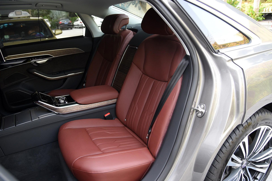 2018款 A8L 55 TFSI quattro尊贵型 座椅空间