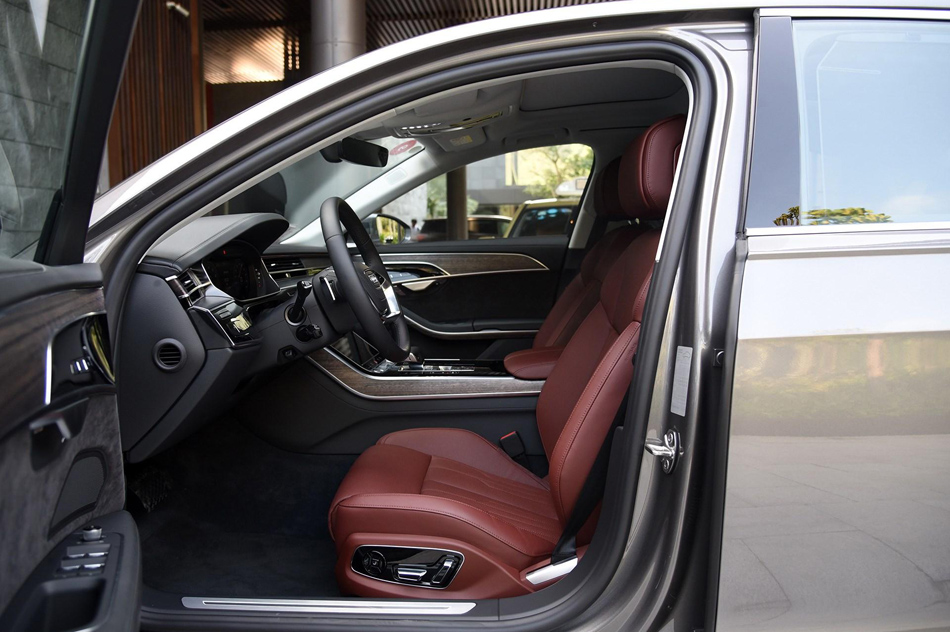 2018款 A8L 55 TFSI quattro尊贵型 座椅空间