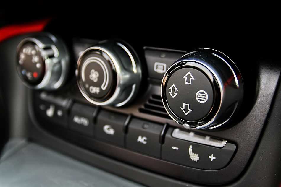 TT Roadster敞篷跑车内饰图