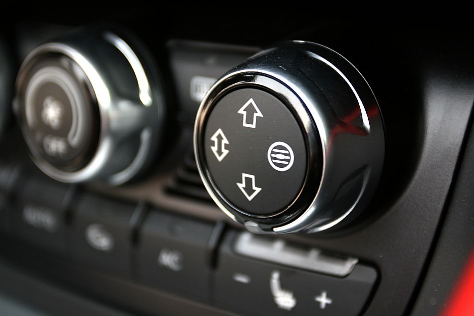 TT Roadster敞篷跑车内饰图