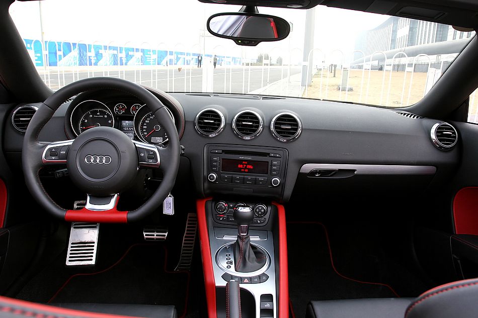 TT Roadster敞篷跑车内饰图