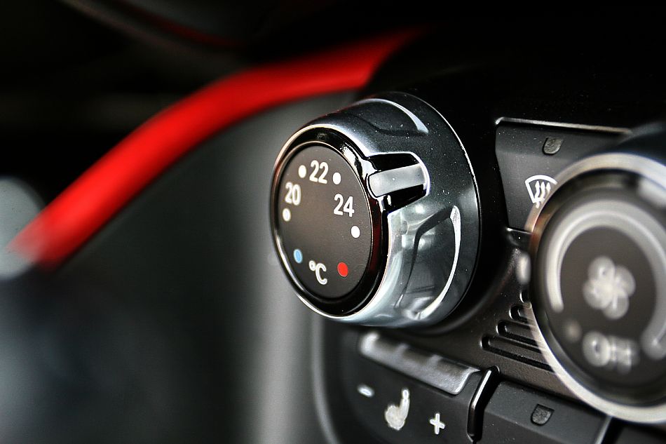 TT Roadster敞篷跑车内饰图