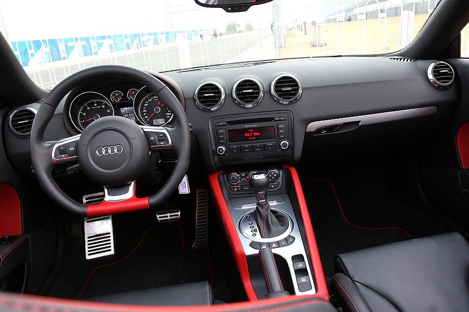 TT Roadster敞篷跑车内饰图