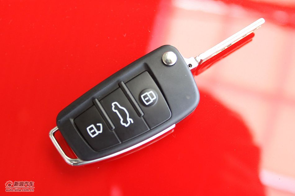 发动机、后备箱及悬挂