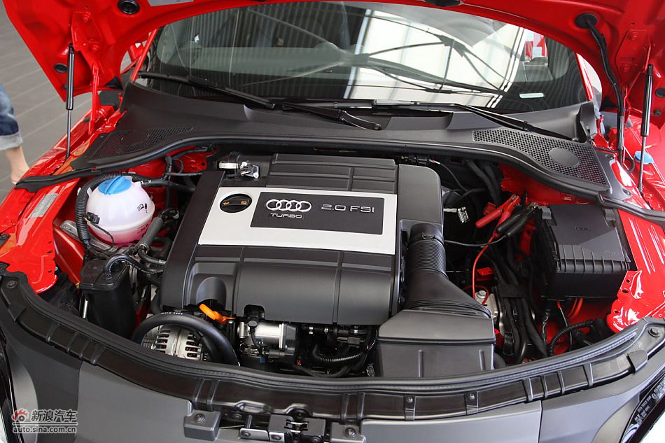 发动机、后备箱及悬挂