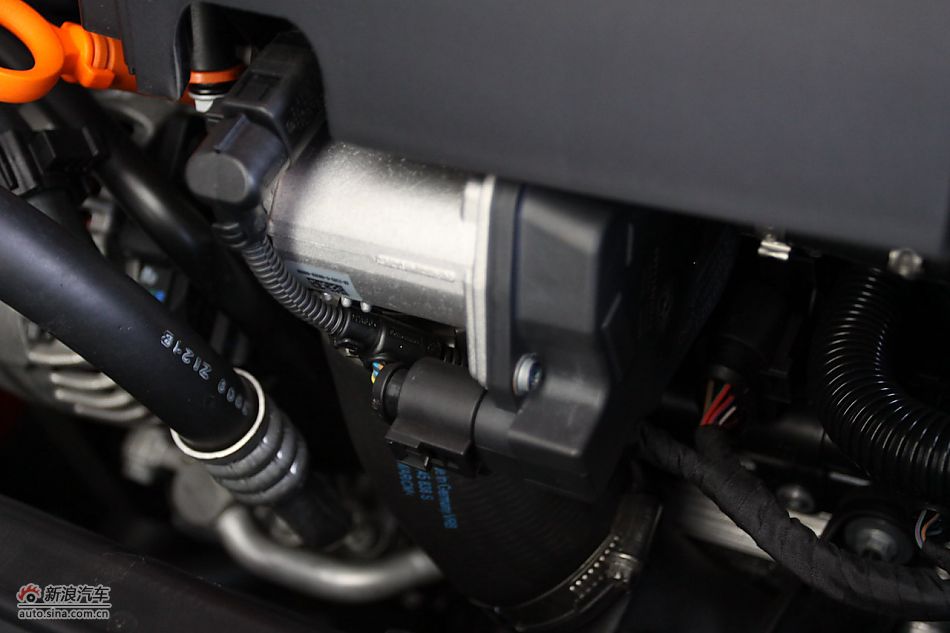 发动机、后备箱及悬挂