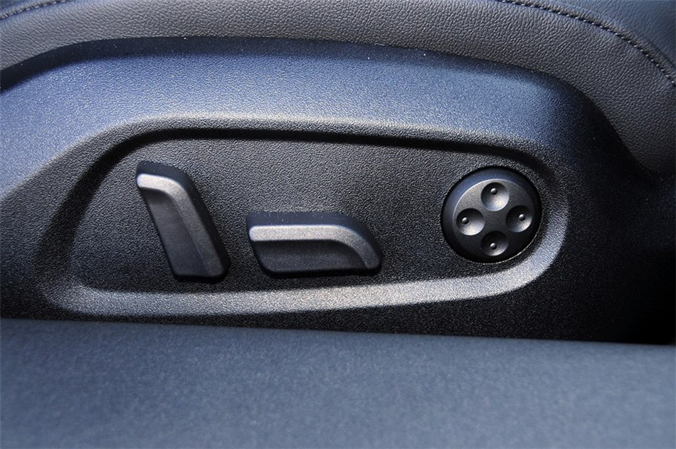 Coupe 2013款 2.0TFSI quattro 双离合 座椅空间