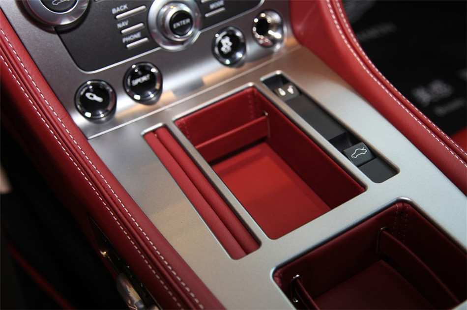 阿斯顿马丁DB9 2013款 6.0L Coupe 内饰