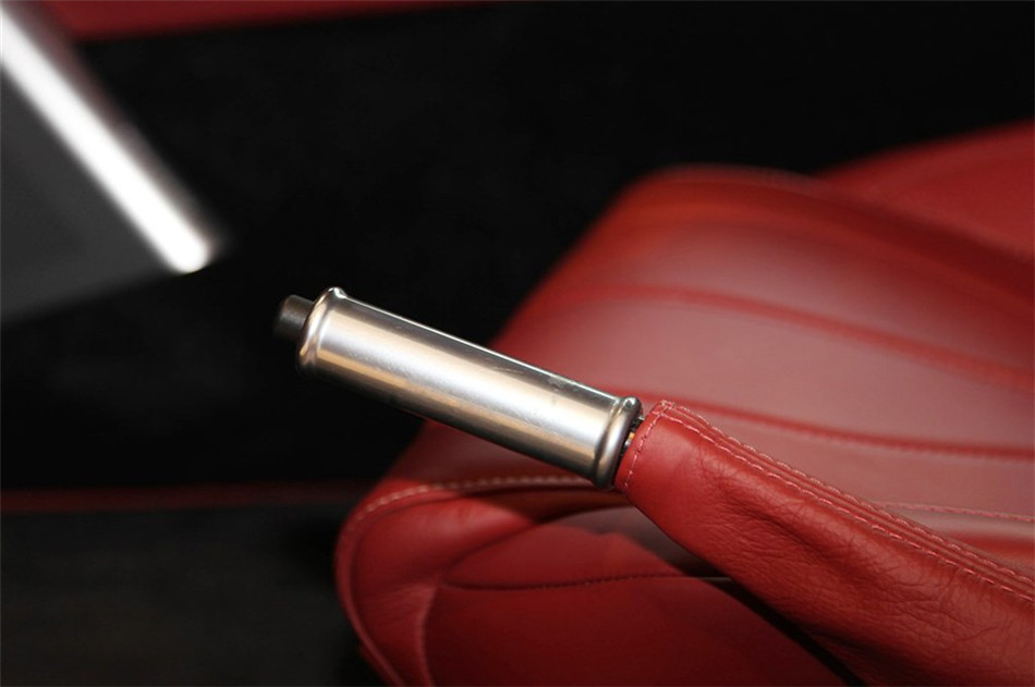 阿斯顿马丁DB9 2013款 6.0L Coupe 座椅空间