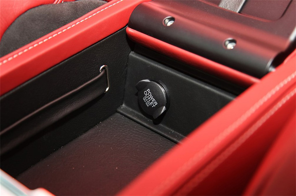 阿斯顿马丁DB9 2013款 6.0L Coupe 座椅空间