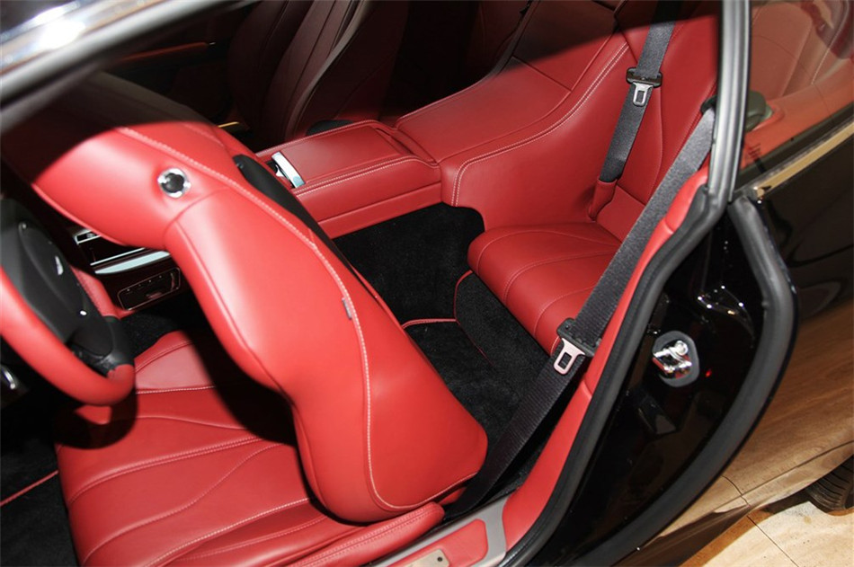 阿斯顿马丁DB9 2013款 6.0L Coupe 座椅空间