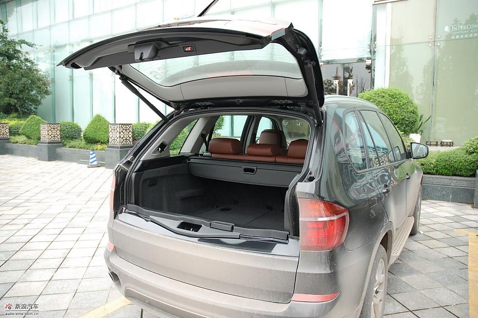 新宝马X5后备箱
