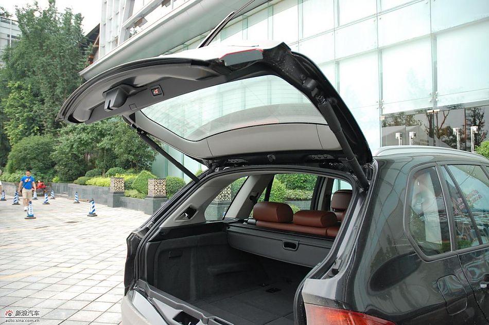 新宝马X5后备箱