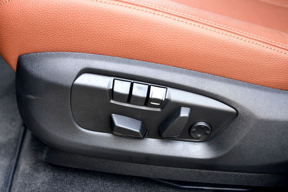 2015款 xDrive28i 座椅空间