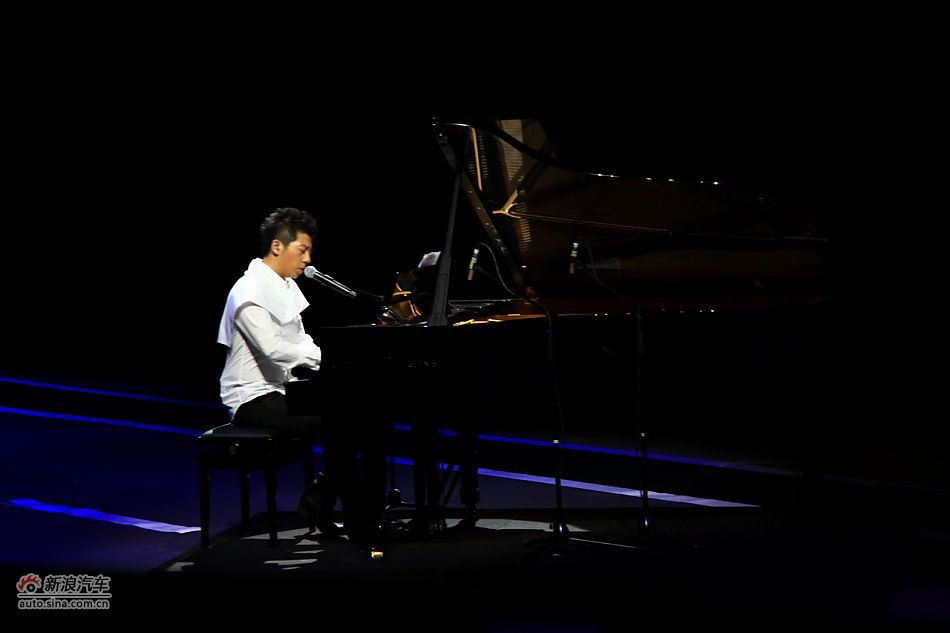 明星胡海泉献歌亮相宝马新X3上市发布会现场