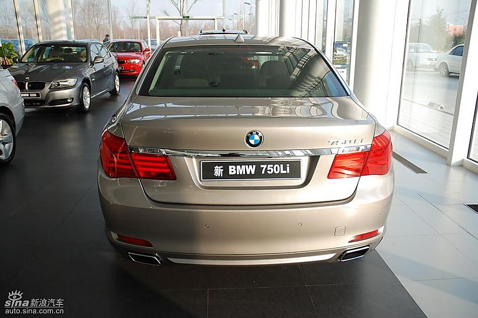 宝马新7系到店外观实拍图
