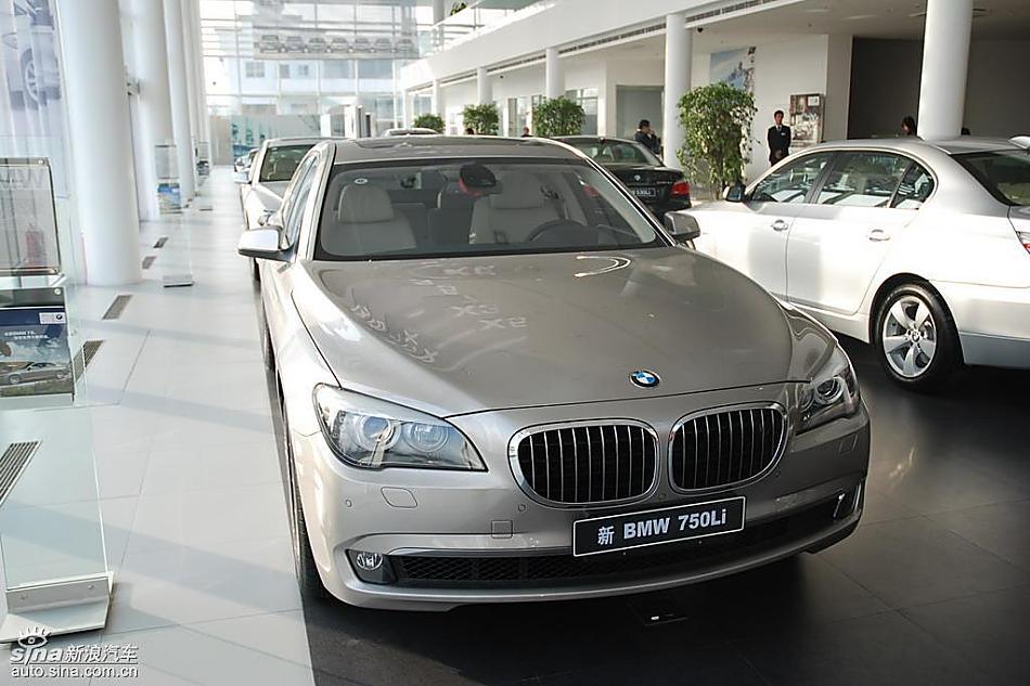 宝马新7系到店外观实拍图