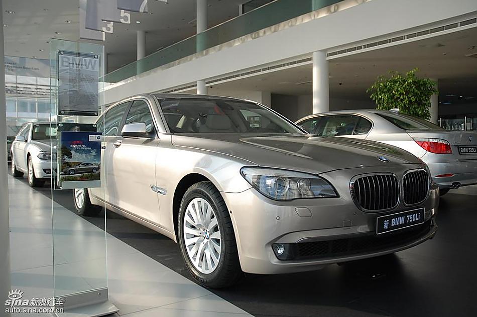 宝马新7系到店外观实拍图