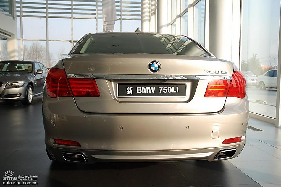 宝马新7系到店外观实拍图