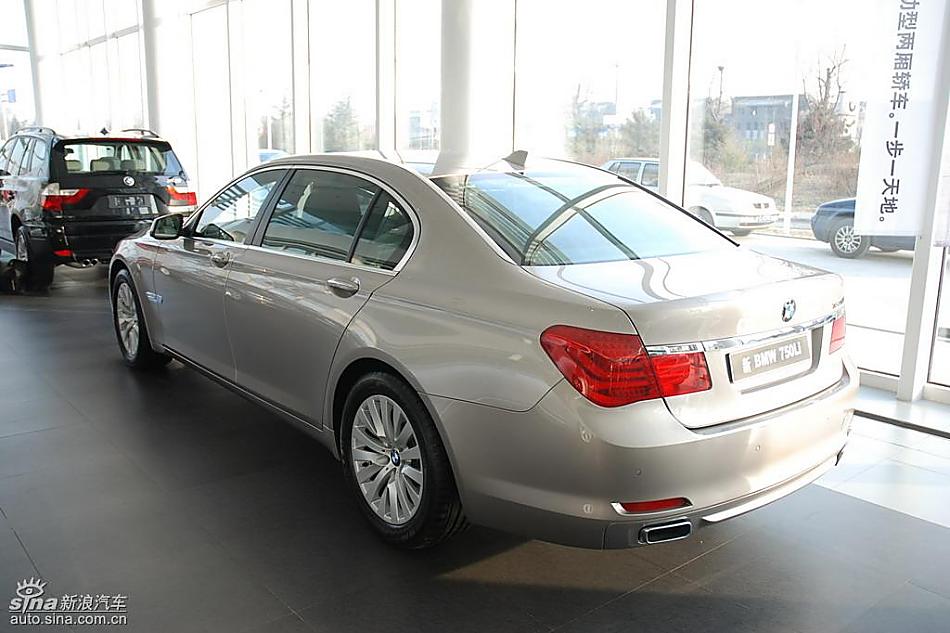 宝马新7系到店外观实拍图