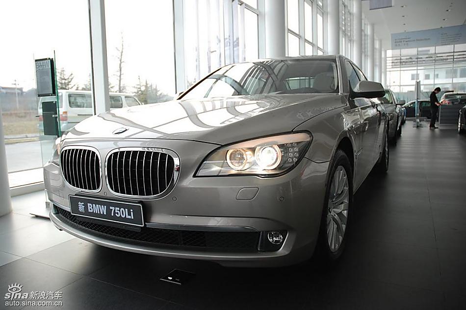 宝马新7系到店外观实拍图