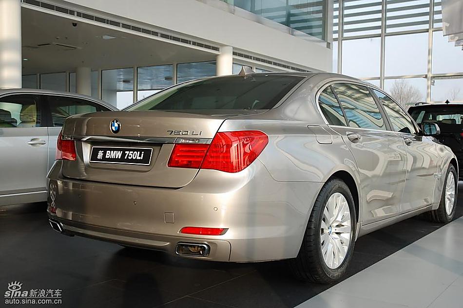 宝马新7系到店外观实拍图