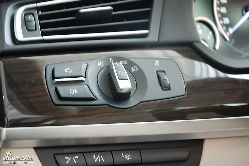 宝马新7系到店内饰实拍图