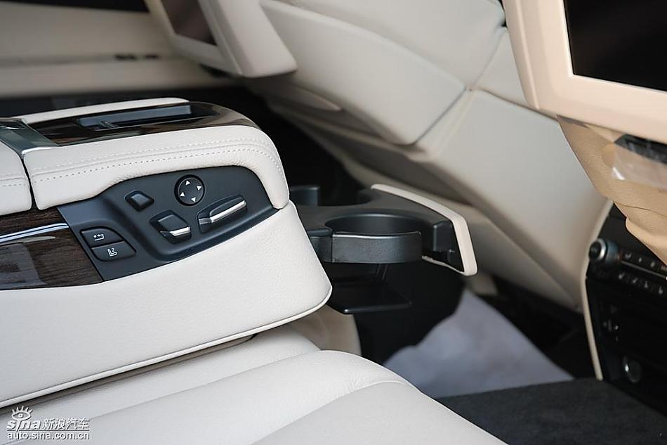 宝马新7系到店内饰实拍图