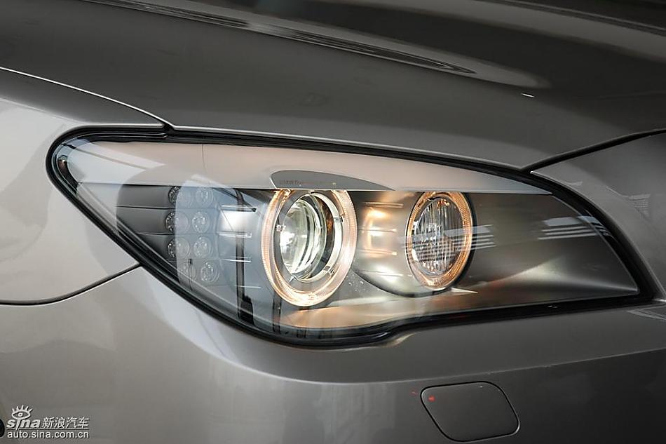 宝马新7系到店外观实拍图