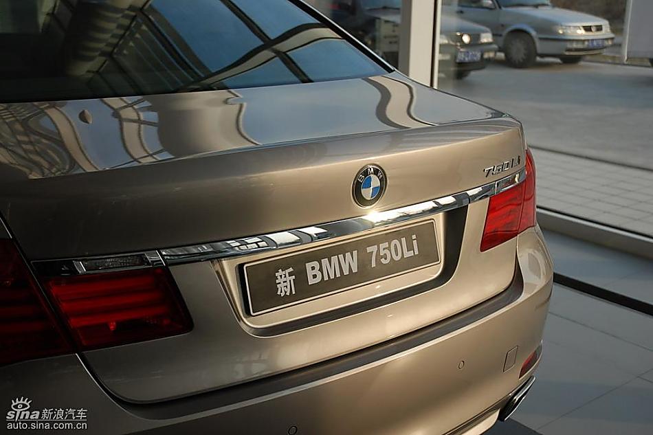 宝马新7系到店外观实拍图