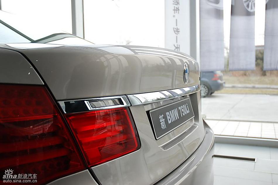 宝马新7系到店外观实拍图