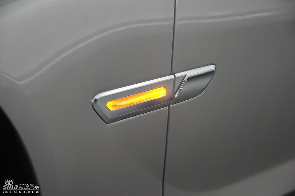 宝马新7系到店外观实拍图